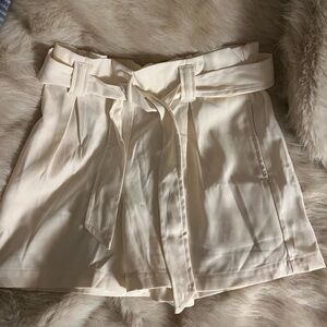 ⭐️NWOT⭐️  Max Studio ~ High Waist Dressy Women's ~Cream~ Short~XS